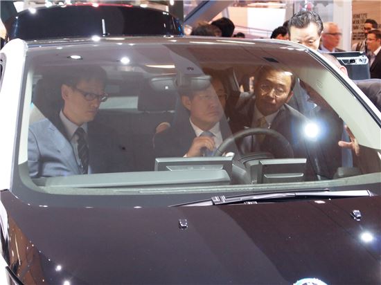 BMW 부스를 방문한 양웅철 현대차그룹 부회장이 i3 양산형 모델 운전석에 앉아 차량을 직접 점검하고 있다.