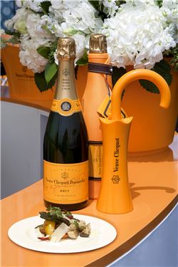 뵈브 클리코, 랩 24와 스페셜코스 콜라보레이션 진행