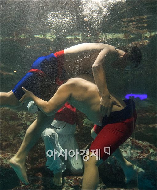 [포토]"으라차차, 수중업어치기"