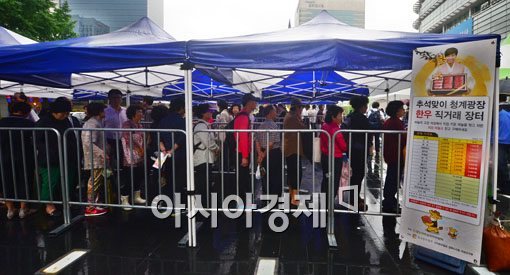 [포토]'추석맞이 한우 직거래 장터' 사람들 북적북적 