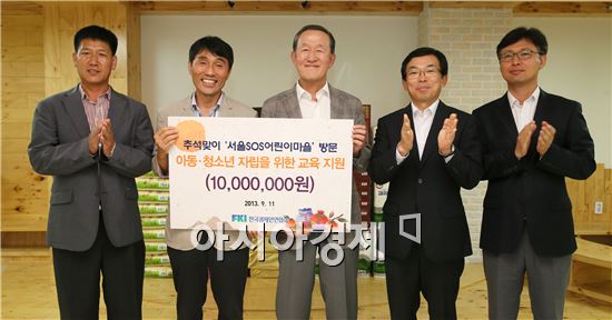 허창수 전경련 회장은 11일 양천구 신월동에 위치한 ‘서울SOS어린이마을’을 방문해 한가위 선물과 교육지원금을 전달했다. 사진 왼쪽부터 이응오 서울SOS어린이마을 자립전담교사, 허상환 서울SOS어린이마을 원장, 허창수 전경련 회장, 이승철 전경련 상근부회장, 이용우 전경련 상무   
