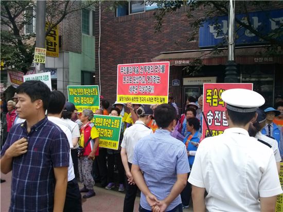 ▲정홍원 총리가 단장면사무소에 도착하자 반대하는 시민들이 피켓을 들고 시위를 벌이고 있다.