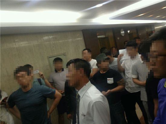 LGU+ 前 대리점주 "피해 보상하라"… 광대역LTE 행사장 '소란'  