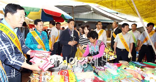 함평군, 추석 앞두고 전통시장 살리기 앞장 서