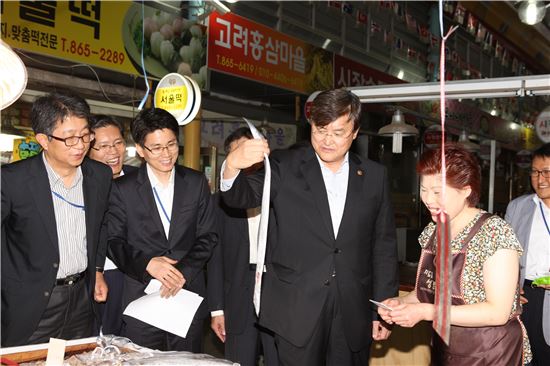 서승환 국토교통부 장관이 12일 조치원에 위치한 전통시장을 방문해 갈치를 들어보고 있다. 