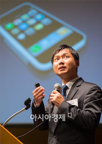 국민내비 '김기사' 개발자인 박종한 록앤올 대표가 12일 서울 대한상공회의소 국제회의장에서 열린 '2013 대한민국 창조경제' 포럼에서 강연을 하고 있다.
