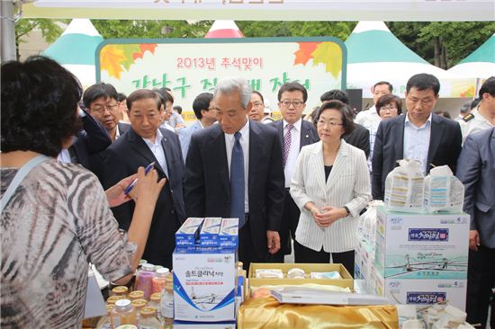 강남구, 구청 주차장에서 추석맞이 직거래장터 열어 