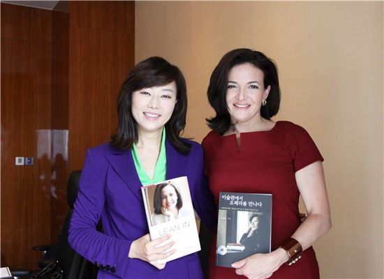 [포토]책 주고 받은 조윤선 장관-샌드버그 