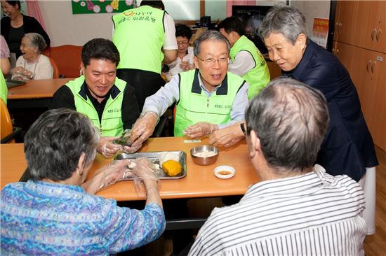 [포토]외환은행, 한가위 맞이 송편 나눔 행사 실시