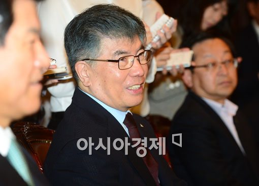[포토]리먼 사태 언급하는 김중수 총재 