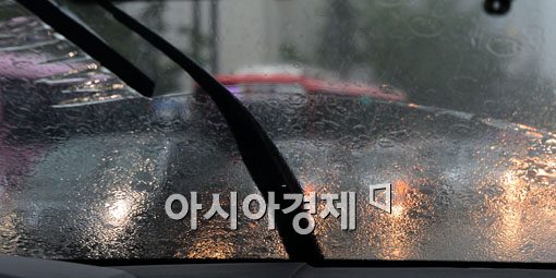 [포토]어두운 폭우 속 전조등 필수 