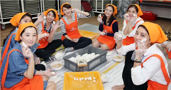 ▲ NS홈쇼핑이 12일 성남시 수정노인종합복지관에서 어르신들을 위한 '사랑빚기 행복나눔' 행사를 실시하고 있다.