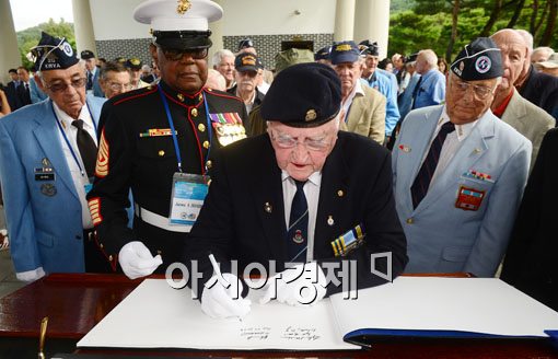 [포토]방명록 작성하는 UN참전용사들 