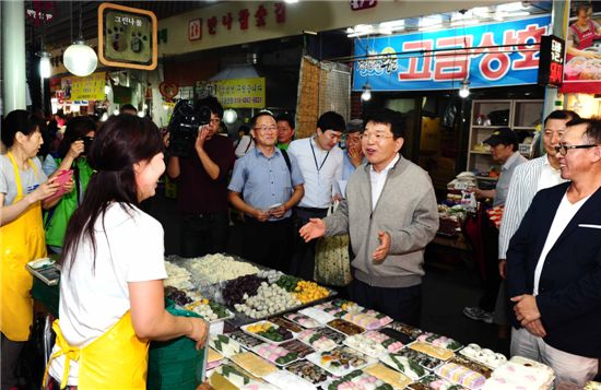 [포토]한진현 차관, 수원 못골시장서 추석 장보기