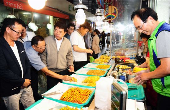 [포토]한진현 차관, 수원 못골시장서 추석 장보기
