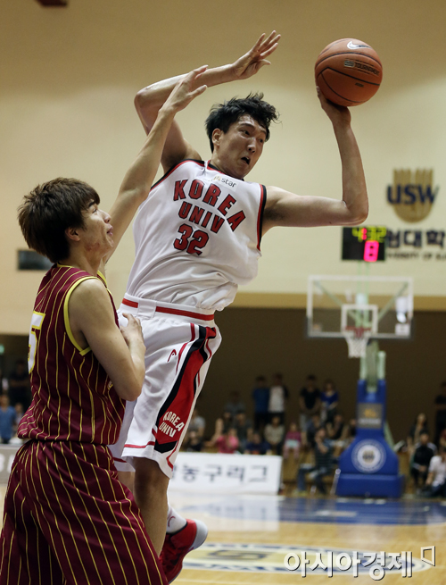 [포토] 이종현 '김종규, 쉽지 않네'