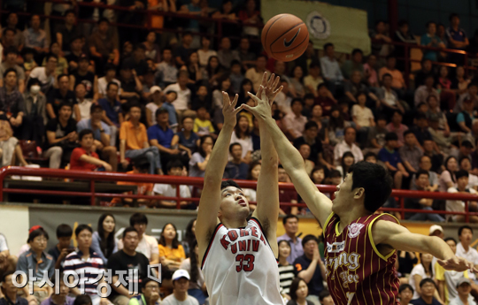 [포토] 이승현 '관중들의 뜨거운 관심 받으며'