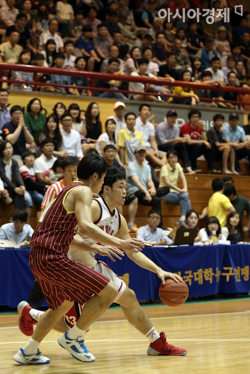 [포토] 돌파하는 고려대 이승현