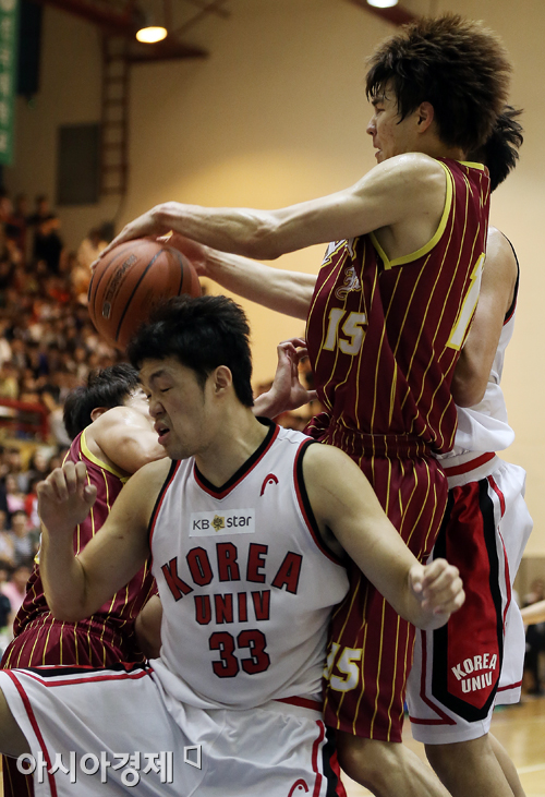 [포토] 김종규 '이승현 머리로 덩크?'