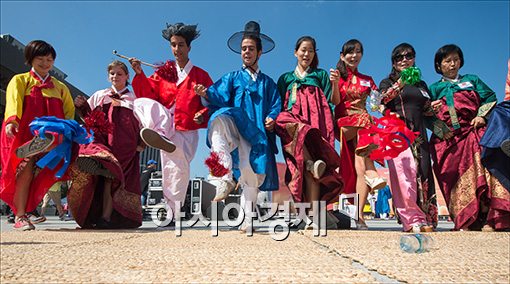 [포토]제기차기 하는 외국인들