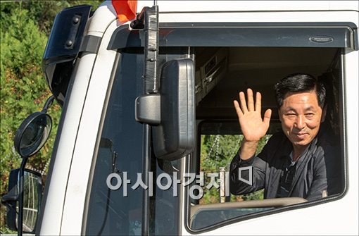 [포토]손 흔드는 개성공단 근로자