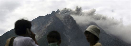 수마트라 화산 분출…인도네시아 마을 주민 4000여 명 대피