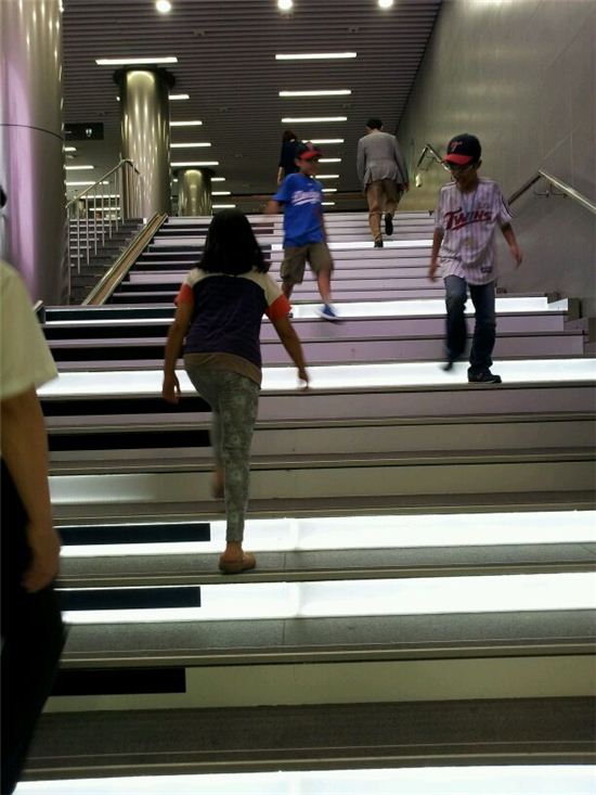 지하철2호선 을지로역을 내려 서울시청쪽으로 가다보면 첫번째 계단을 만나게 되는데 오른쪽이 사람이 계단을 오르내리면 피아노건반 모양의 전등이 들어오고 도레미파솔라시도 음이 나오는 '피아노계단'으로 변신했다.