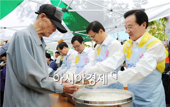 강운태 광주 시장, ‘사랑의 밥차’ 봉사활동 참여