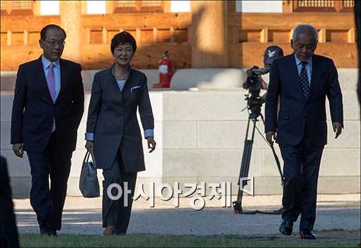 [포토]혼자 떨어져 걷는 김한길 대표