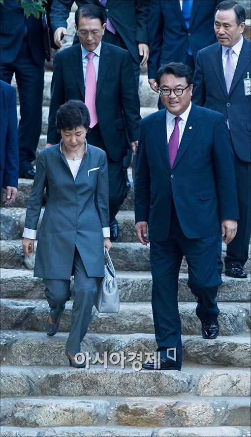 [포토]계단 내려오는 박근혜 대통령