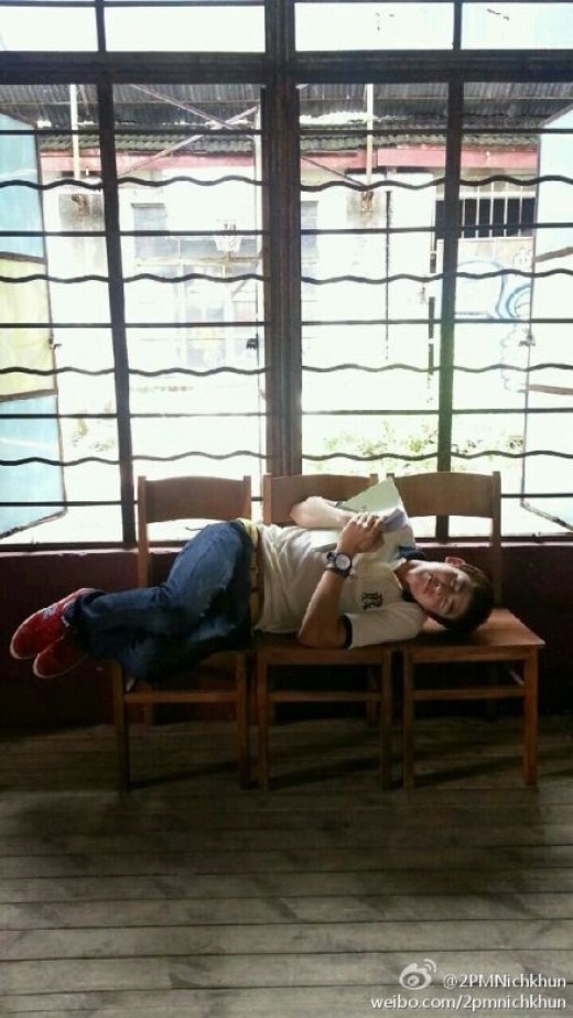 닉쿤 쪽잠, 불편해도 대본은 절대 놓지 않아