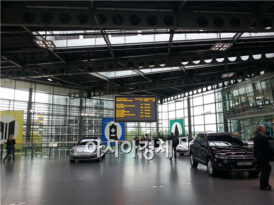 아우토슈타트를 찾은 고객들은 차량 인수를 위해 쿤덴센터에서 대기한다. 2층 전광판을 통해 이름, 차명 등을 확인할 수 있다.