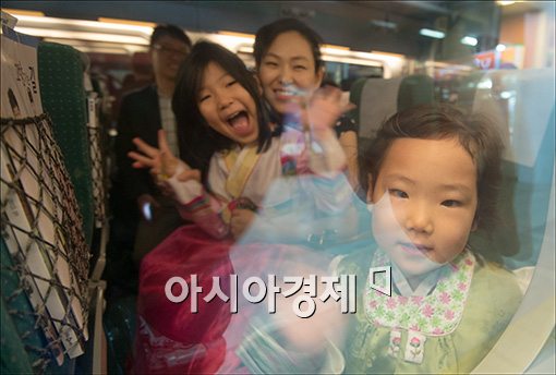 [포토]"할머니, 귀여운 손녀가 갑니다~"