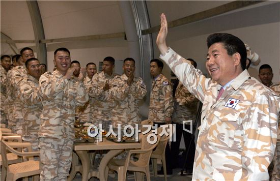 명절날 해외파병부대 챙기는 대통령들