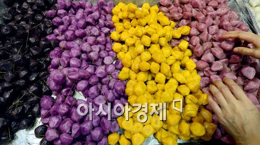 [포토]고운 빛깔 뽐내는 오색송편 