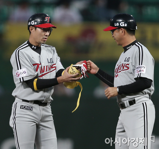 [포토] 정성훈 '단숨에 2루로~'