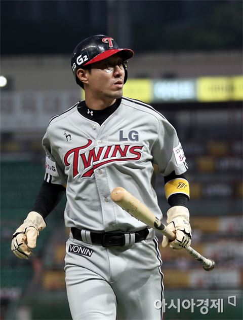 [포토] 홈인하는 정성훈 '이 방망이가 나를 홈으로 불러들였구나'