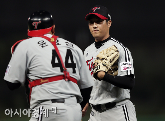 [포토] 신정락 '병살타로 위기 탈출~'