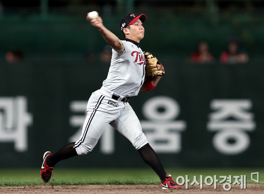 [포토] 오지환 '번개같은 송구'