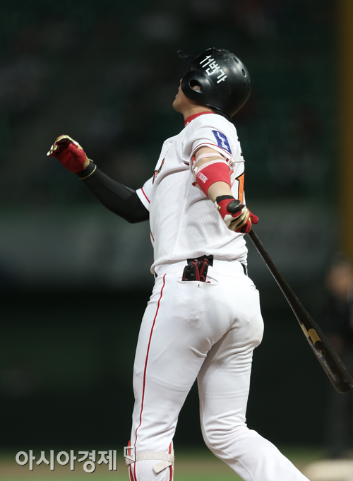 [포토] 최정 '넘겼다'