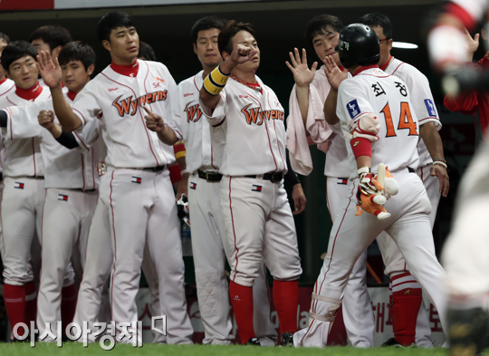[포토] 최정 '시원하게 넘겼어요'
