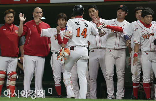 [포토] 최정 '27호 홈런 축하해주세요~'