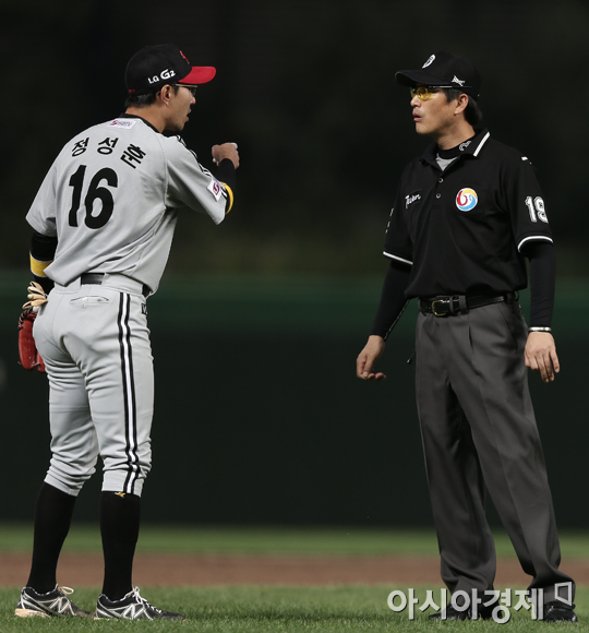 [포토] 정성훈 '정확한 판정 부탁드립니다'