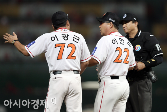 [포토] 이만수 감독 '왜 아웃이죠?'