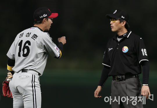 [포토] 정성훈 '정상호가 3루를 다시 밟지 않고 돌아갔어요'