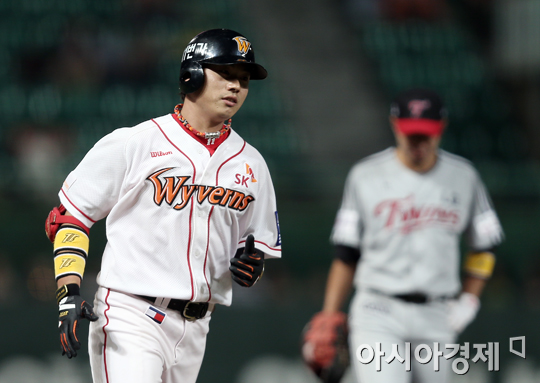 [포토] 박재상 '투런홈런으로 역전!'