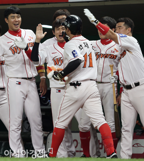 [포토] 투런홈런 박재상 '역전이다!'