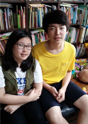 충북 청주시 흥덕구 솔밭중 2학년 조태우(오른쪽)군과 동생 영설(솔밭초 6년)양.