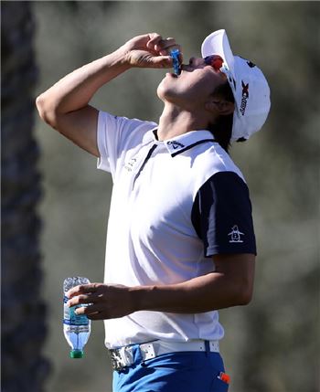  배상문이 경기 도중 비타민을 먹고 있는 장면.