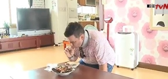 '섬마을 쌤' 샘해밍턴, 무릎 꿇고 '간장게장' 먹방